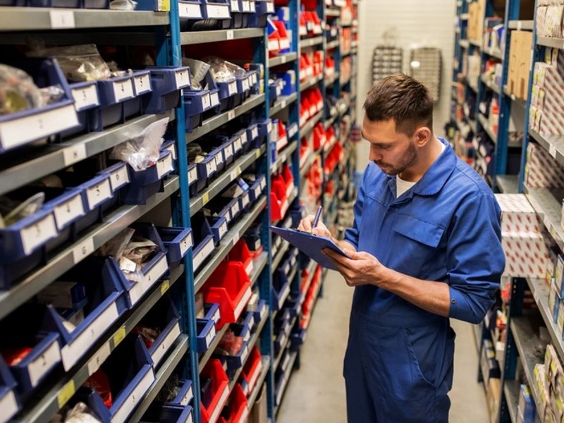 rezervni deli za avto